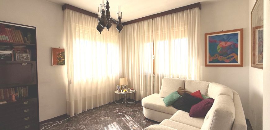 CASA IMMERSA NEL VERDE