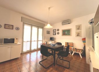 WOHNUNG MIT GROẞER TERRASSE IN PINETA