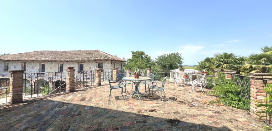 CHARMING COUNTRY HOUSE WITH GARDEN