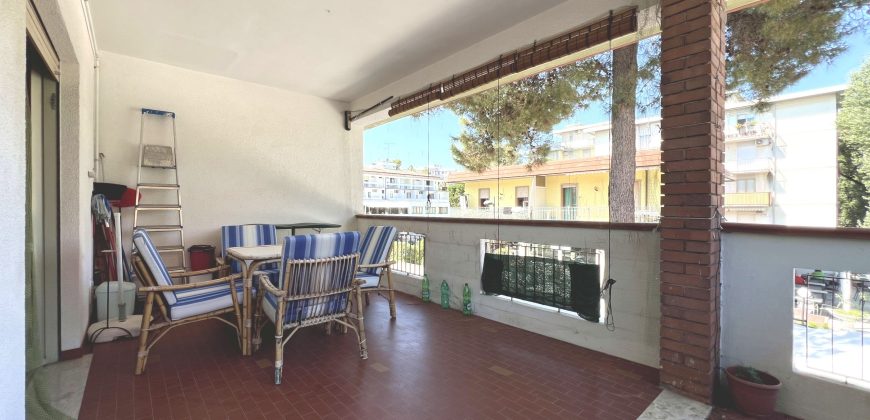WOHNUNG MIT GROẞER TERRASSE IN PINETA