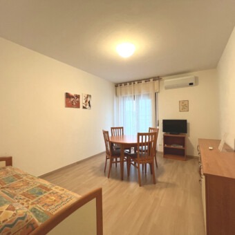 BRIGHT RENOVATED FLAT NEAR THE SEA